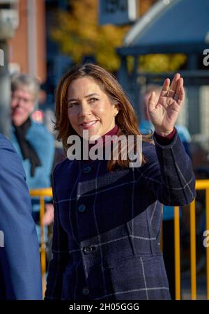Haslev, Danemark, le 11 octobre 2021, le couple de prince héritier danois, le prince héritier Frederik et la princesse Marie se rendent dans la petite ville danoise de Haslev à l'occasion de la célébration du 150e anniversaire de la ville, à Haslev, Danemark, le 11 octobre 2021.Ils ont également visité la « Tour de la forêt ».La tour forestière de 45 mètres de haut dans la forêt de Gisselfeld Kloster est une expérience unique de la nature, où vous voyez la forêt dans des perspectives complètement nouvelles.Photo de Stefan Lindblom/Stella Pictures/ABACAPRESS.COM Banque D'Images