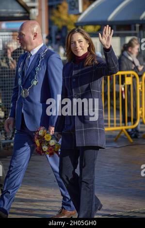 Haslev, Danemark, le 11 octobre 2021, le couple de prince héritier danois, le prince héritier Frederik et la princesse Marie se rendent dans la petite ville danoise de Haslev à l'occasion de la célébration du 150e anniversaire de la ville, à Haslev, Danemark, le 11 octobre 2021.Ils ont également visité la « Tour de la forêt ».La tour forestière de 45 mètres de haut dans la forêt de Gisselfeld Kloster est une expérience unique de la nature, où vous voyez la forêt dans des perspectives complètement nouvelles.Photo de Stefan Lindblom/Stella Pictures/ABACAPRESS.COM Banque D'Images