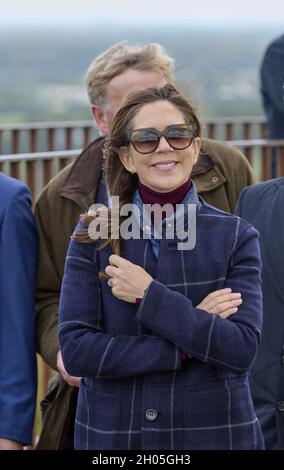 Haslev, Danemark, le 11 octobre 2021, le couple de prince héritier danois, le prince héritier Frederik et la princesse Marie se rendent dans la petite ville danoise de Haslev à l'occasion de la célébration du 150e anniversaire de la ville, à Haslev, Danemark, le 11 octobre 2021.Ils ont également visité la « Tour de la forêt ».La tour forestière de 45 mètres de haut dans la forêt de Gisselfeld Kloster est une expérience unique de la nature, où vous voyez la forêt dans des perspectives complètement nouvelles.Photo de Stefan Lindblom/Stella Pictures/ABACAPRESS.COM Banque D'Images