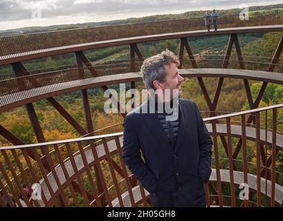 Haslev, Danemark, le 11 octobre 2021, le couple de prince héritier danois, le prince héritier Frederik et la princesse Marie se rendent dans la petite ville danoise de Haslev à l'occasion de la célébration du 150e anniversaire de la ville, à Haslev, Danemark, le 11 octobre 2021.Ils ont également visité la « Tour de la forêt ».La tour forestière de 45 mètres de haut dans la forêt de Gisselfeld Kloster est une expérience unique de la nature, où vous voyez la forêt dans des perspectives complètement nouvelles.Photo de Stefan Lindblom/Stella Pictures/ABACAPRESS.COM Banque D'Images