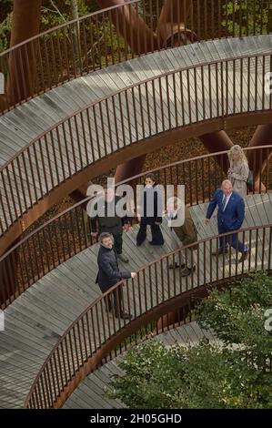 Haslev, Danemark, le 11 octobre 2021, le couple de prince héritier danois, le prince héritier Frederik et la princesse Marie se rendent dans la petite ville danoise de Haslev à l'occasion de la célébration du 150e anniversaire de la ville, à Haslev, Danemark, le 11 octobre 2021.Ils ont également visité la « Tour de la forêt ».La tour forestière de 45 mètres de haut dans la forêt de Gisselfeld Kloster est une expérience unique de la nature, où vous voyez la forêt dans des perspectives complètement nouvelles.Photo de Stefan Lindblom/Stella Pictures/ABACAPRESS.COM Banque D'Images