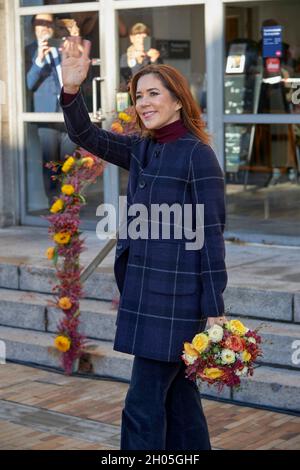 Haslev, Danemark, le 11 octobre 2021, le couple de prince héritier danois, le prince héritier Frederik et la princesse Marie se rendent dans la petite ville danoise de Haslev à l'occasion de la célébration du 150e anniversaire de la ville, à Haslev, Danemark, le 11 octobre 2021.Ils ont également visité la « Tour de la forêt ».La tour forestière de 45 mètres de haut dans la forêt de Gisselfeld Kloster est une expérience unique de la nature, où vous voyez la forêt dans des perspectives complètement nouvelles.Photo de Stefan Lindblom/Stella Pictures/ABACAPRESS.COM Banque D'Images