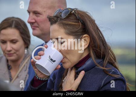 Haslev, Danemark, le 11 octobre 2021, le couple de prince héritier danois, le prince héritier Frederik et la princesse Marie se rendent dans la petite ville danoise de Haslev à l'occasion de la célébration du 150e anniversaire de la ville, à Haslev, Danemark, le 11 octobre 2021.Ils ont également visité la « Tour de la forêt ».La tour forestière de 45 mètres de haut dans la forêt de Gisselfeld Kloster est une expérience unique de la nature, où vous voyez la forêt dans des perspectives complètement nouvelles.Photo de Stefan Lindblom/Stella Pictures/ABACAPRESS.COM Banque D'Images