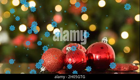 Image de neige tombant sur des boules de noël Banque D'Images