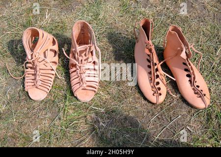 chaussures et sandales en cuir faites à la main créées dans le cadre de la reconstitution historique de la légion romaine antique Banque D'Images