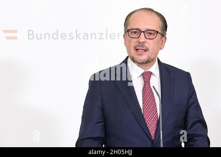 Vienne, Autriche.11 octobre 2021.Le chancelier autrichien Alexander Schallenberg prononce un discours lors d'une conférence de presse à Vienne, en Autriche, le 11 octobre 2021.Le président autrichien Alexander Van der Bellen a juré lundi à Alexander Schallenberg comme le nouveau chancelier du pays.Schallenberg, 52 ans, est le ministre autrichien des Affaires étrangères depuis 2019.Credit: Georges Schneider/Xinhua/Alay Live News Banque D'Images