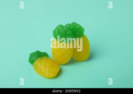 Bonbons gélifiés sous forme d'ananas sur fond de menthe. Banque D'Images