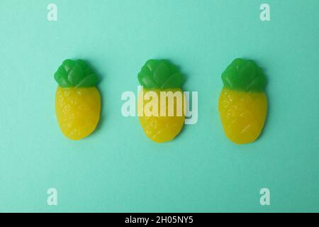 Bonbons gélifiés sous forme d'ananas sur fond de menthe. Banque D'Images