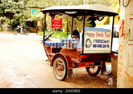 Tuktok est un véhicule motorisé utilisé localement à Siem Reap, au Cambodge.25 octobre 2005. Banque D'Images