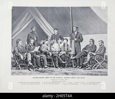Quartier général - Armée du Potomac - General Grant and Staff 1864 de l'album American civil War Book and Grant : 'art immortelles' :Un portfolio de reproductions en demi-ton de photographies rares et coûteuses destinées à perpétuer la mémoire du général Ulysses S. Grant, représentant des scènes et des incidents liés à la guerre civile, publiés à Boston et à New York par W. H. Allen en 1894 Banque D'Images