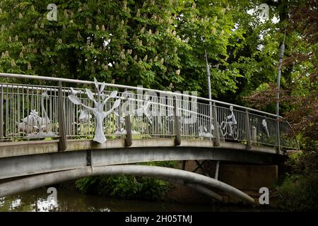 Royaume-Uni, Gloucestershire, Cheltenham, Pittville Park, pont communautaire traversant le lac nautique par Christopher Lisney Banque D'Images