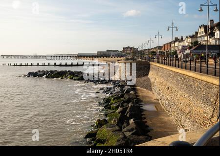 Une vue de Lowestoft mer défense regardant vers le sud vers la jetée au loin Banque D'Images