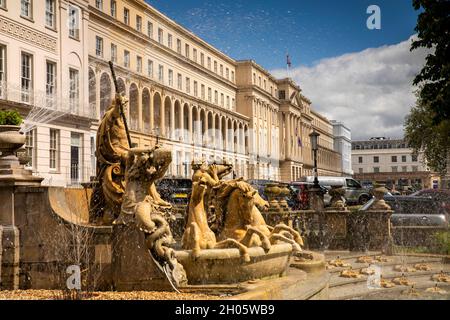 Royaume-Uni, Gloucestershire, Cheltenham, la Promenade, la fontaine Neptune et les bâtiments municipaux Banque D'Images