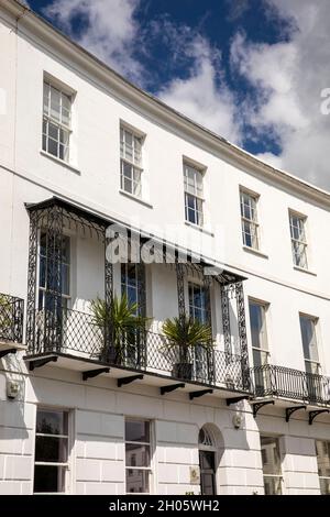 Royaume-Uni, Gloucestershire, Cheltenham, 1806-11 Royal Crescent, balcon au milieu de la terrasse de maisons géorgiennes Banque D'Images