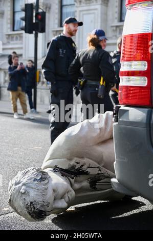Londres, Royaume-Uni.11/10/2021, la statue de Boris Johnson attend d'être enlevée dans une camionnette de police.Greenpeace a organisé une manifestation « Stop Cambo » à Whitehall avec une statue en lambeaux d'huile de Boris Johnson, Downing Street, Westminster. Banque D'Images