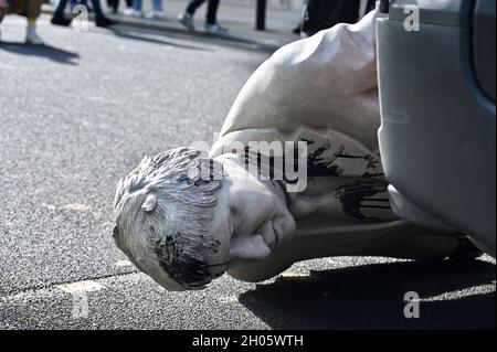 Londres, Royaume-Uni.11/10/2021, la statue de Boris Johnson attend d'être enlevée dans une camionnette de police.Greenpeace a organisé une manifestation « Stop Cambo » à Whitehall avec une statue en lambeaux d'huile de Boris Johnson, Downing Street, Westminster. Banque D'Images