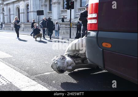 Londres, Royaume-Uni.11/10/2021, la statue de Boris Johnson attend d'être enlevée dans une camionnette de police.Greenpeace a organisé une manifestation « Stop Cambo » à Whitehall avec une statue en lambeaux d'huile de Boris Johnson, Downing Street, Westminster. Banque D'Images
