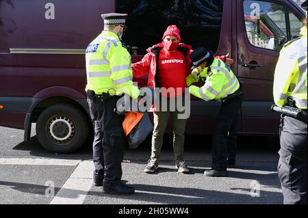 Londres, Royaume-Uni.11/10/2021, un activiste est arrêté.Greenpeace a organisé une manifestation « Stop Cambo » à Whitehall avec une statue en lambeaux d'huile de Boris Johnson, Downing Street, Westminster. Banque D'Images