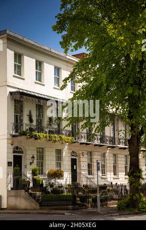 Royaume-Uni, Gloucestershire, Cheltenham, Montpelier Spa Road, terrasse de maisons géorgiennes en face des jardins de Montpelier Banque D'Images