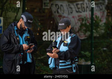 Aylesbury Vale, Royaume-Uni.11 octobre 2021.Agents de liaison de la police britannique des transports.Les huissiers de l'équipe nationale d'expulsion travaillant avec la police de la vallée de la Tamise se poursuivaient avec le deuxième jour de l'expulsion des manifestants anti HS2 vivant au camp DE GUERRE de résistance active de Wendover, à la périphérie de Wendover.HS2 ont saisi les terres appartenant au Conseil de Buckinghamshire par ordonnance du tribunal, bien que les terres ne soient pas partie du projet de loi hybride HS2.Les manifestants soutiennent que l'ordonnance du tribunal était fondée sur des preuves d'un conflit violent entre les manifestants et HS2 qui n'a pas eu lieu.Crédit : Maureen McLean/Alay Banque D'Images