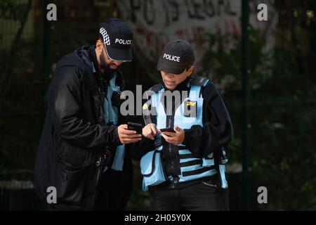 Aylesbury Vale, Royaume-Uni.11 octobre 2021.Agents de liaison de la police britannique des transports.Les huissiers de l'équipe nationale d'expulsion travaillant avec la police de la vallée de la Tamise se poursuivaient avec le deuxième jour de l'expulsion des manifestants anti HS2 vivant au camp DE GUERRE de résistance active de Wendover, à la périphérie de Wendover.HS2 ont saisi les terres appartenant au Conseil de Buckinghamshire par ordonnance du tribunal, bien que les terres ne soient pas partie du projet de loi hybride HS2.Les manifestants soutiennent que l'ordonnance du tribunal était fondée sur des preuves d'un conflit violent entre les manifestants et HS2 qui n'a pas eu lieu.Crédit : Maureen McLean/Alay Banque D'Images