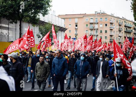 Bologne, Italie.11 octobre 2021.Les manifestants ont un drapeau COBAS lors d'une grève générale organisée par les syndicats de la base (Cobas, Cub, USB) contre le gouvernement Draghi.Environ 3000 personnes, dont des étudiants et des travailleurs, ont assisté à la manifestation, parcourant les rues du quartier de Bolognina et du centre historique.Crédit: Massimiliano Donati/Alay Live News Banque D'Images