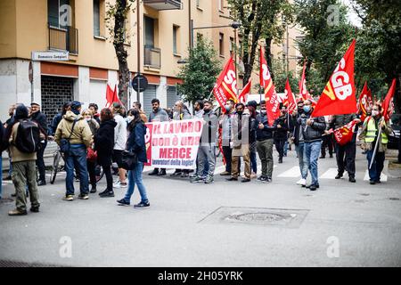 Bologne, Italie.11 octobre 2021.Les manifestants tiennent une bannière lors d'une grève générale organisée par les syndicats de la base (Cobas, Cub, USB) contre le gouvernement Draghi.Environ 3000 personnes, dont des étudiants et des travailleurs, ont assisté à la manifestation, parcourant les rues du quartier de Bolognina et du centre historique.Crédit: Massimiliano Donati/Alay Live News Banque D'Images