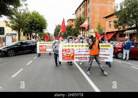 Bologne, Italie.11 octobre 2021.Les manifestants tiennent une bannière lors d'une grève générale organisée par les syndicats de la base (Cobas, Cub, USB) contre le gouvernement Draghi.Environ 3000 personnes, dont des étudiants et des travailleurs, ont assisté à la manifestation, parcourant les rues du quartier de Bolognina et du centre historique.Crédit: Massimiliano Donati/Alay Live News Banque D'Images