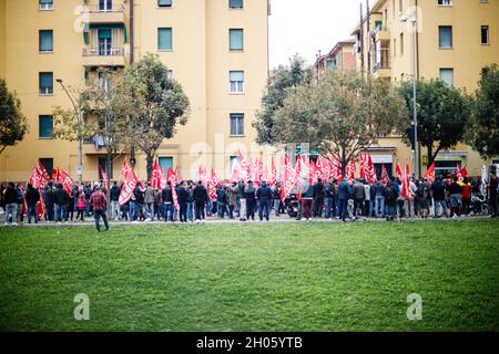 Bologne, Italie.11 octobre 2021.Les manifestants ont un drapeau COBAS lors d'une grève générale organisée par les syndicats de la base (Cobas, Cub, USB) contre le gouvernement Draghi.Environ 3000 personnes, dont des étudiants et des travailleurs, ont assisté à la manifestation, parcourant les rues du quartier de Bolognina et du centre historique.Crédit: Massimiliano Donati/Alay Live News Banque D'Images