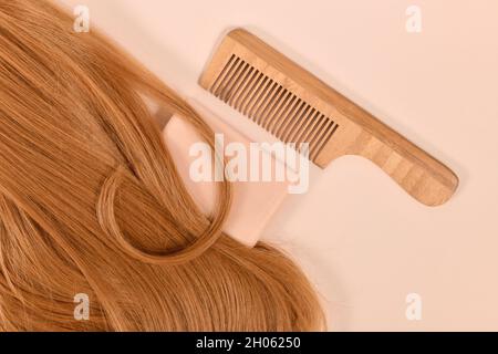 Soin des cheveux sain avec barre de shampooing solide écologique et peigne en bois Banque D'Images