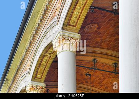 Baden-Baden, Allemagne - juillet 2021: Toit et colonne de la pompe historique appelée 'Trinkhalle' Banque D'Images