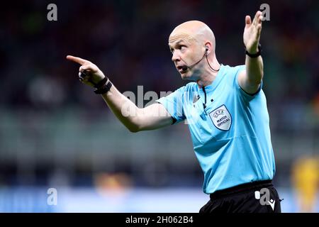 Anthony Taylor , arbitre officiel, gestes lors du match final de la Ligue des Nations de l'UEFA entre l'Espagne et la France . Banque D'Images