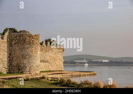 Vue sur le château de Porchester, Hampshire, en Angleterre, par la mer Banque D'Images