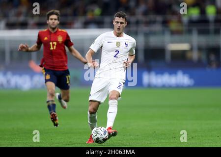 Benjamin Pavard, de France, contrôle le ballon lors du match final de la Ligue des Nations de l'UEFA entre l'Espagne et la France . Banque D'Images