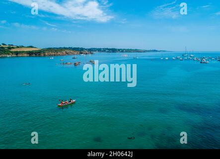 Nevez (Bretagne, Nord-Ouest de la France) : vue aérienne de la côte, près de l'embouchure de l'Aven, au sud du département du Finistère.Kayak et bateaux Banque D'Images