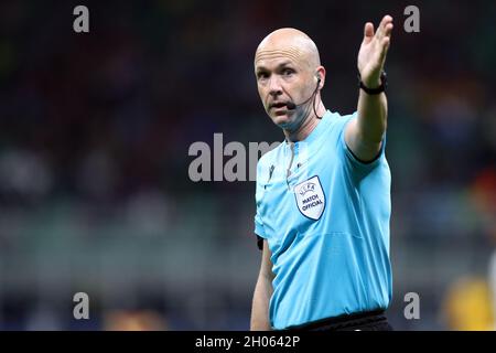 L'arbitre officiel Anthony Taylor gestes lors du match final de la Ligue des Nations de l'UEFA entre l'Espagne et la France . Banque D'Images