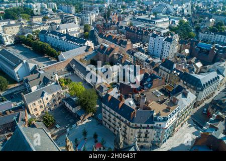 Rennes (Bretagne, Nord-Ouest de la France) : vue aérienne du centre-ville depuis la place Sainte Anne et la partie nord-est avec la rue d’Antrain Banque D'Images