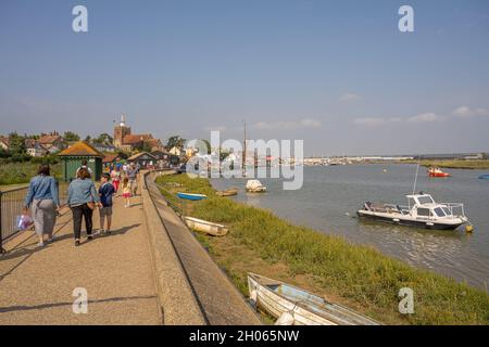 Personnes dans le parc Promenade sur les rives de la rivière Chelmer à Maldon Essex Banque D'Images