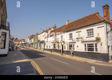 Boutiques et pubs sur la rue High Maldon Essex Banque D'Images