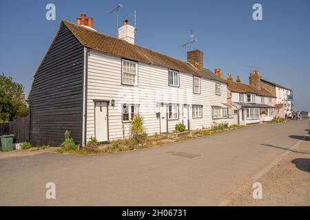 Chalets sur le bassin de Lock Hill Heybridge sur les rives de Chelmer et de Blackwater navigation Banque D'Images