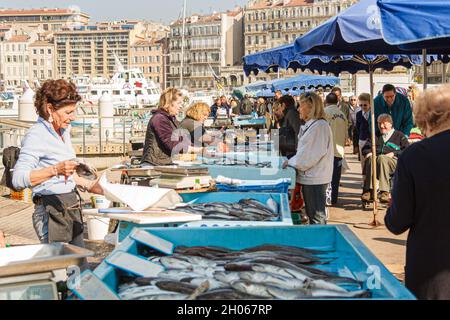 Marseille, France ; 29 mars 2011 : marché de la rue des poissons frais dans le Vieux Port. Banque D'Images