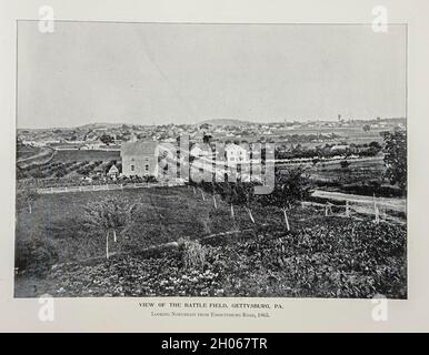 VUE SUR LE CHAMP DE BATAILLE, GETTYSBURG, PA de l'album American civil War Book and Grant : 'art immortelles' :Un portfolio de reproductions en demi-ton de photographies rares et coûteuses destinées à perpétuer la mémoire du général Ulysses S. Grant, représentant des scènes et des incidents liés à la guerre civile, publiés à Boston et à New York par W. H. Allen en 1894 Banque D'Images