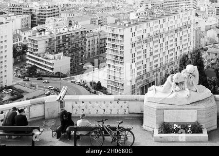 Marseille, France; 29 mars 2011: Personnes et sculpture au point de vue. Banque D'Images