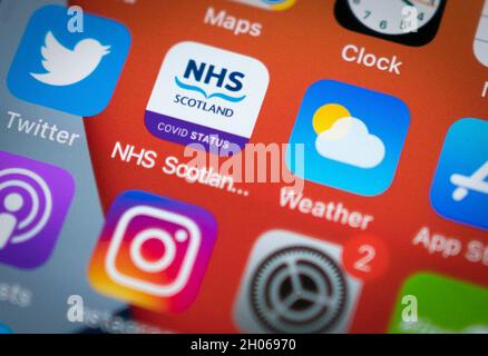 Un smartphone affichant l'application NHS Scotland Covid status.Date de la photo: Lundi 11 octobre 2021. Banque D'Images