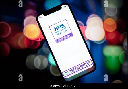 Un smartphone affichant l'application NHS Scotland Covid status.Date de la photo: Lundi 11 octobre 2021. Banque D'Images