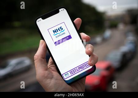 Un smartphone affichant l'application NHS Scotland Covid status.Date de la photo: Lundi 11 octobre 2021. Banque D'Images