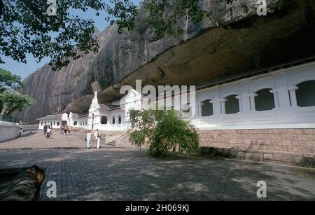 SRI LANKA les entrées aux grottes du Temple d'or de Dambulla avec de nombreuses statues de Budda Banque D'Images