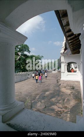 SRI LANKA les grottes du Temple d'or de Dambulla avec de nombreuses statues de Budda Banque D'Images