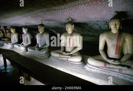 SRI LANKA les grottes du Temple d'or de Dambulla avec de nombreuses statues de Budda Banque D'Images