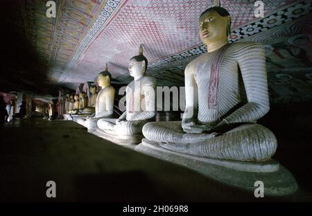 SRI LANKA les grottes du Temple d'or de Dambulla avec de nombreuses statues de Budda Banque D'Images